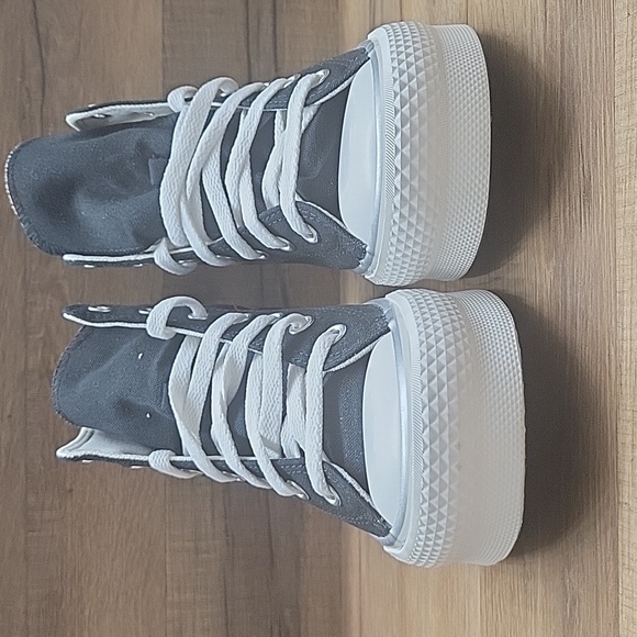 Converse high top Brand new platform in the box no lid. - Picture 10 of 16